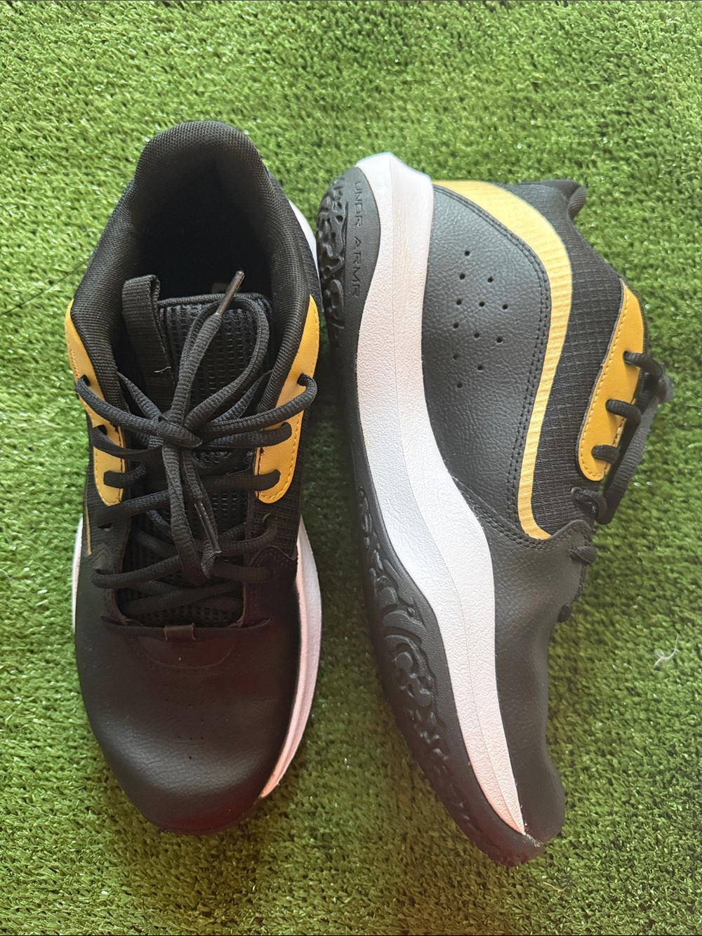 Under Armour Lockdown 7 basketball shoes, metallic gold accents, Unisex